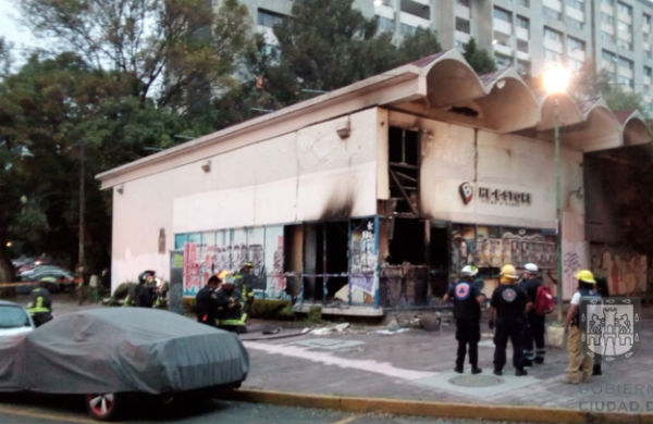 El local actualmente es ocupado por personas sin hogar que habitan en la zona de Tlatelolco. FOTO: @OVIALCDMX