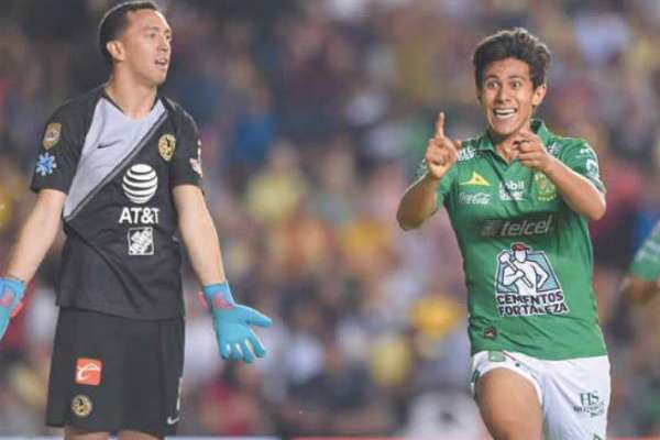 José Juan Macías festejó así tras marcar el único tanto del duelo. Foto: Especial