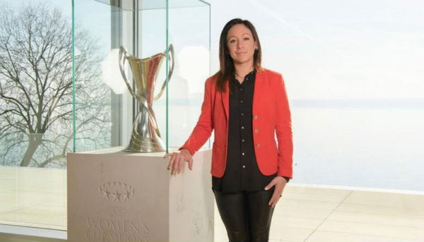 EMBLEMA. Nadine Kessler, 8 responsable del futbol femenil de la UEFA, con el trofeo. Foto: Especial
