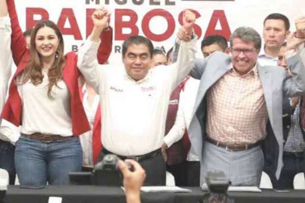 En el acto en la capital también estuvo el senador Alejandro Armenta (derecha). Foto: Especial