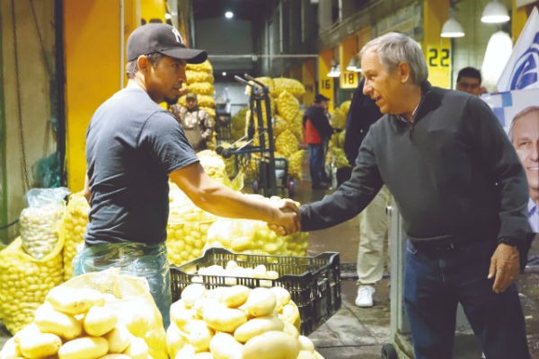 Enrique Cárdenas conversó con comerciantes de la Central de Abasto. Foto: Enfoque
