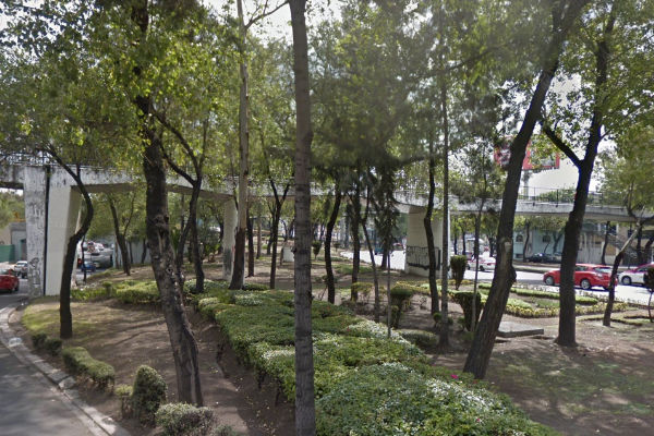 Un hombre de aproximadamente 60 años fue encontrado colgado en un puente peatonal en Circuito Interior.
Foto: GoogleMaps