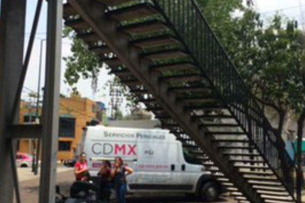 Un hombre de aproximadamente 60 años fue encontrado colgado en un puente peatonal en Circuito Interior