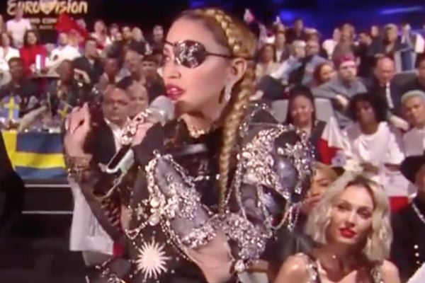 Jean-Paul Gaultier vistió a Madonna como una Juana de Arco futurista en su presentación del festival de la canción Eurovisión