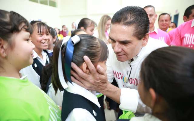 El mandatario michoacano recalcó el logro financiero de la Secretaría de Salud, por cerrar de manera adecuada y sin adeudo el 2018, luego de casi 30 años de manejar déficits. Foto: Especial