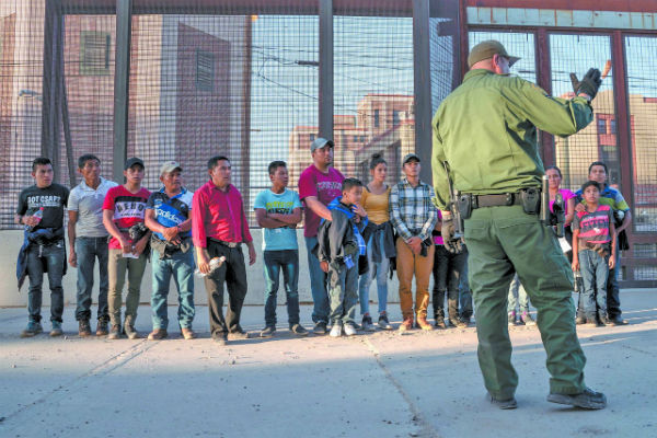 El pasado jueves, este grupo de migrantes fue detenido por la Patrulla Fronteriza, y fue
trasladado a un centro de procesamiento en El Paso, Texas. FOTO: AFP