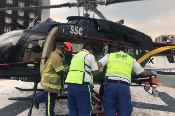 Un policía resultó lesionado de gravedad por disparo de arma de fuego por lo que fue trasladado en un cóndor. Foto: Especial