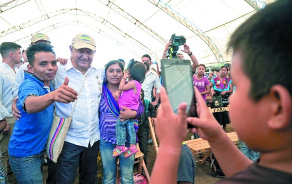 El Presidente
convivió ayer con habitantes de Ocosingo,
Chiapas. Foto: Especial