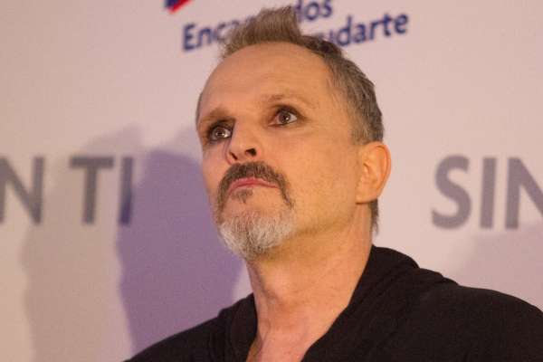 Miguel Bosé posa con sus hijos Foto: CUARTOSCURO
