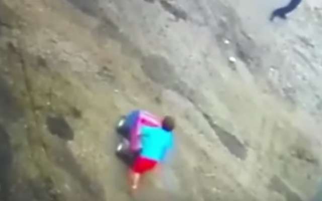 El momento en el que un niño se salva de ser atropellado por un tráiler en Colombia: VIDEO