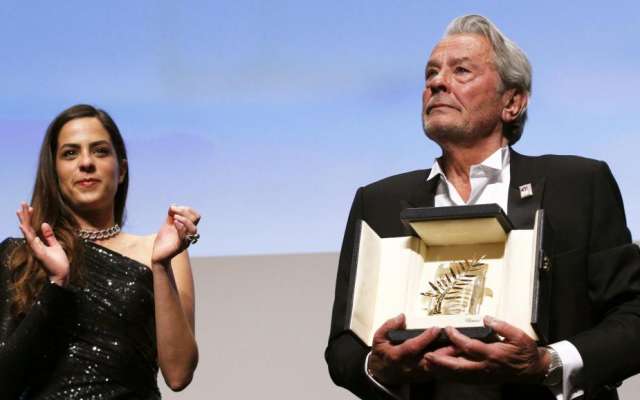 Delon recibió este domingo una Palma de Oro de Honor, pese a las protestas de asociaciones feministas. Foto: Cortesía