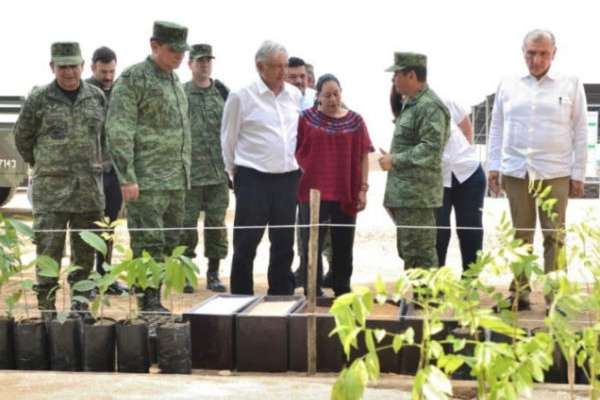 El mandatario recorrió el vivero luego de celebrar una asamblea en el ejido Arroyo El Triunfo.FOTO: ESPECIAL