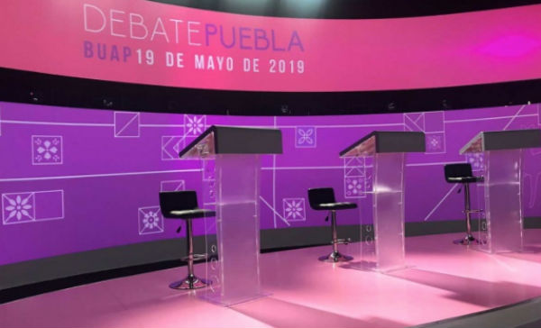 El debate se realiza en las instalaciones de la BUAP. FOTO: ESPECIAL