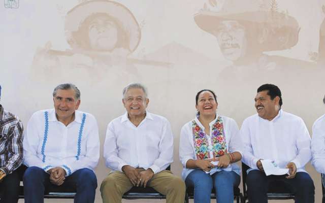El gobernador Augusto
López (izq.) estuvo con el
mandatario.FOTO: ESPECIAL