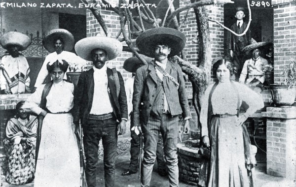 En la imagen, Zapata y su hermano Eufemio, con sus respectivas esposas. Foto: Cortesía