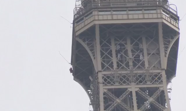 Hombre escala la torre Eiffel