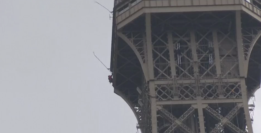 Hombre escala la torre Eiffel Foto: especial