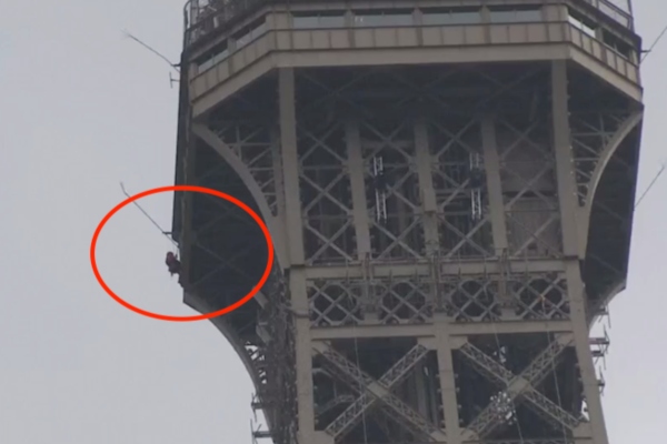 Momento en el que un hombre escala la Torre Eiffel. Foto: Especial.