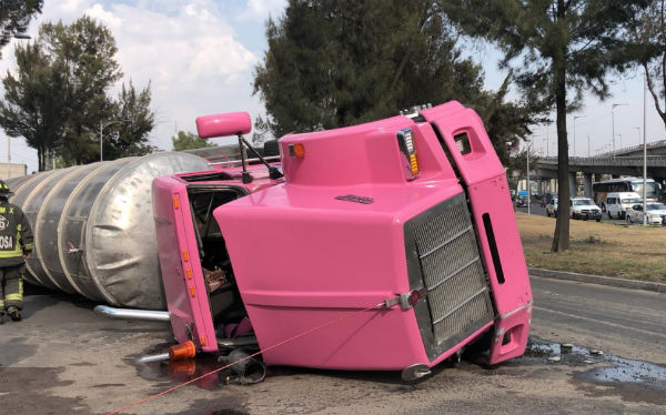 El tractocamión marca Kenworth, color rosa mexicano terminó sobre la cinta asfáltica de arteria vial. FOTO: ESPECIAL