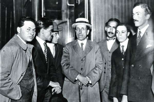 En la imagen, el poeta aparece rodeado de algunas personalidades de la época que le muestran su admiración. FOTO: ESPECIAL