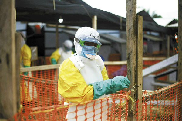 Empleado de la OMS realiza labores en la campaña contra el ébola en Beni, en el Congo. FOTO: AP