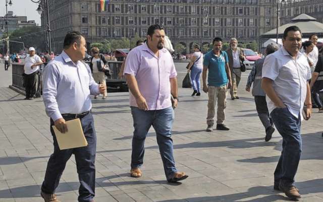 Eloy López (centro), secretario de la Sección 22, el llegar a Palacio Nacional.FOTO: ESPECIAL