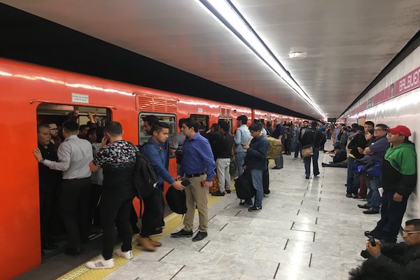 Usuarios del Metro en estación Balbuena