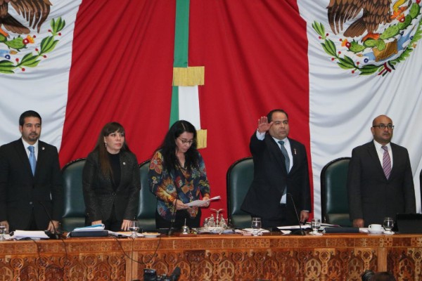 Dicha sanción implica la inmediata destitución de cualquier cargo que ostente dentro de la estructura organizativa de Morena. Foto: Twitter