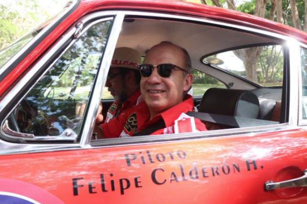 Calderón Hinojosa participa en el Rally Maya México tripulando un Porsche 1968, marcado con el número 60. FOTO: ESPECIAL