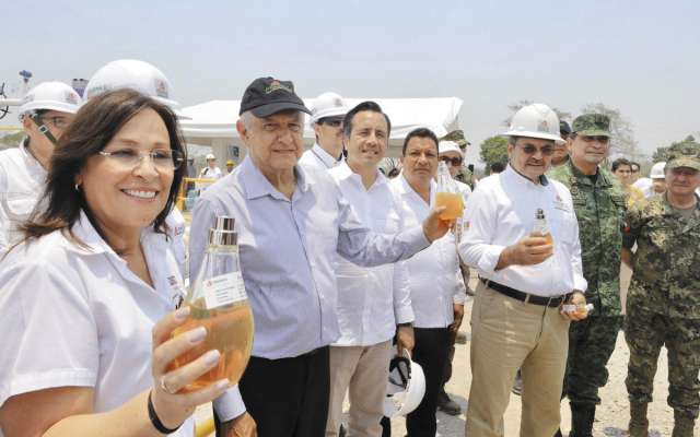 Por la tarde, AMLO viajó aTierra Blanca a supervisar las labores en el campo Ixachi.FOTO: ESPECIAL
