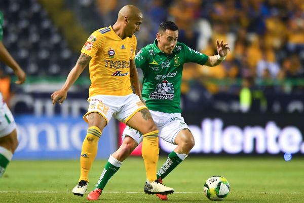 Desde ayer,
aficionados se
formaron en
las taquillas
del Estadio
León para conseguir boletos
para la final
del Clausura
2019. FOTO: ESPECIAL