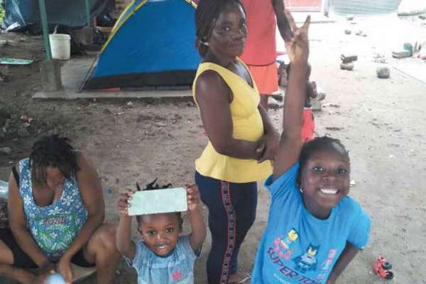 Una familia del Congo se instaló en el exterior de la estación Siglo XXI; comparte con otras cuatro el espacio. FOTO: JENY PASCACIO