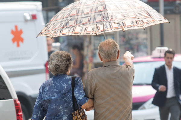 Las autoridades recomendaron tomar medidas preventivas como hidratarse y no exponerse al Sol prolongadamente. Foto: Archivo | Cuartoscuro