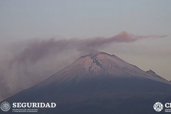 El Popocatépetl amaneció nevado este 22 de mayo. Foto: @PC_Estatal