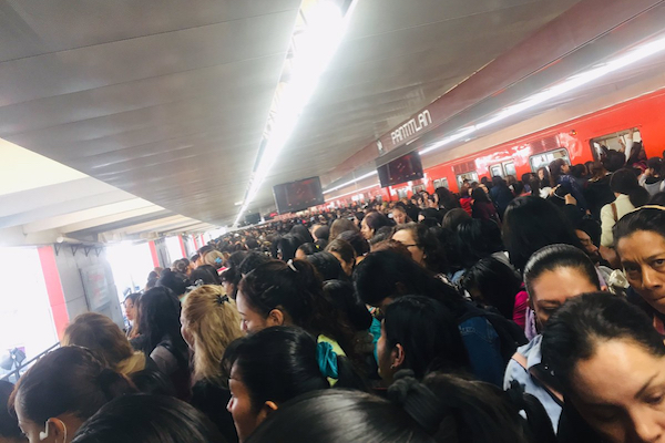 Usuarios del Metro reportan alta carga de pasajeros en la estación Pantitlán. Foto: Especial