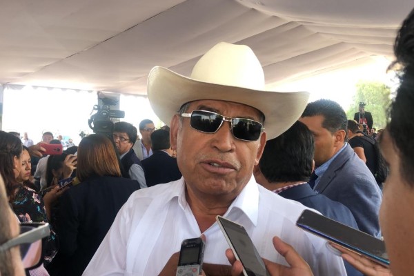 Juan Lara Mendoza, con su acostumbrado sombrero y sus lentes oscuros, reconoció que ya fue a declarar como testigo en la investigación que se lleva por parte de la Fiscalía. Foto: Especial