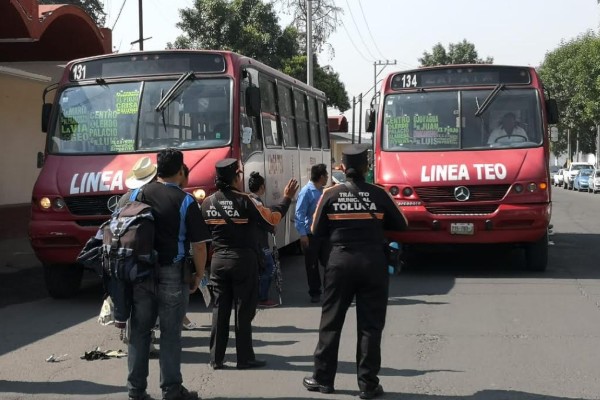 policías y taxistas