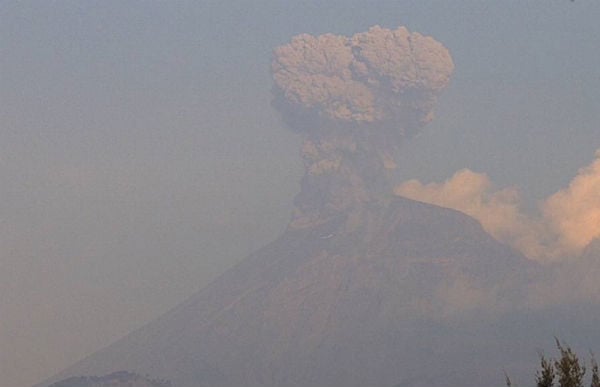 En las últimas 24 horas previo a la explosión, el Volcán Popocatépetl registró: 32 exhalaciones. FOTO: ESPECIAL