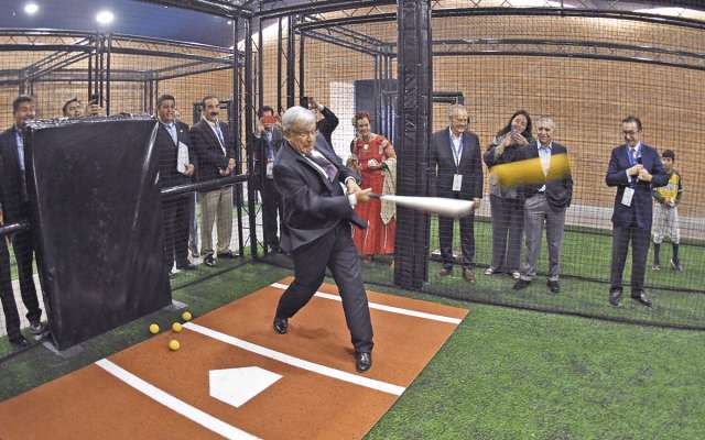 El 13 de febrero, AMLO
fue nombrado Embajador Mundial del Beisbol.FOTO: CUARTOSCURO