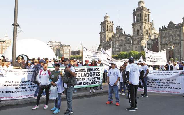 Líderes magisteriales se reunieron en
privado con el presidente López Obrador. FOTO: ESPECIAL
