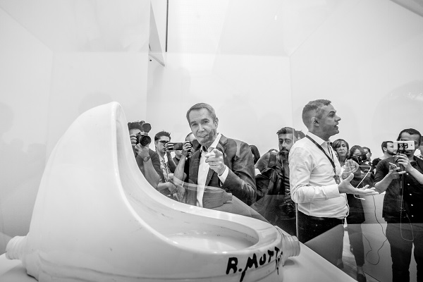 VIENDO A LA CÁMARA. El artista Jeff Koons, con la escultura La Fuente de Marcel Duchamp. Foto: YAZ RIVERA
