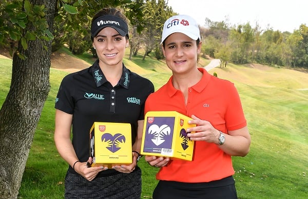 APOYO. Previo a tomarse la fotografía del recuerdo, las golfistas realizaron un boteo. Foto: JDS AGENCIA