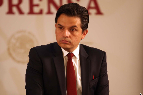 Es un político joven,
consolidado, y con dominio
del escenario, marca
énfasis con las manos e
inflexiones en puntos clave. FOTO: ESPECIAL