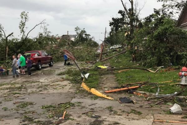 El paso del tornado dejó árboles arrancados o postes y tendidos eléctricos tumbados. Foto:
@MoPublicSafety
