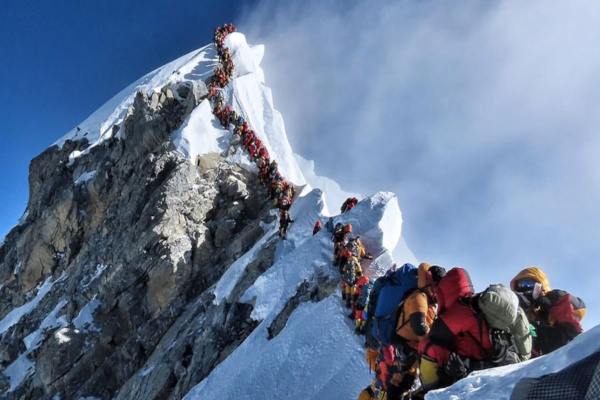 El récord estuvo empañado por la muerte de dos montañistas. Foto: Especial