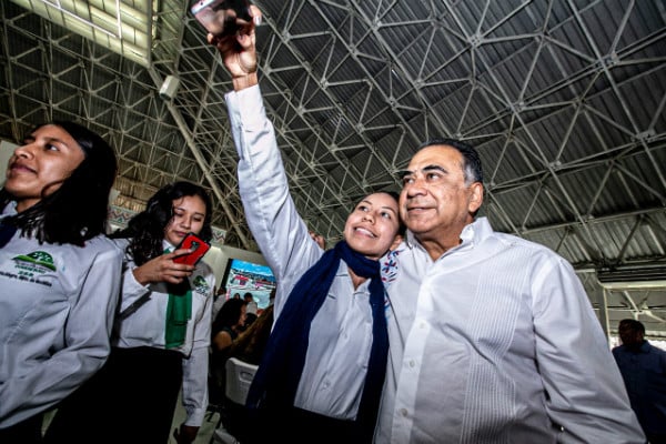 El gobernador exhortó a los jóvenes estudiantes a no alejarse del camino del estudio. Foto: Especial.