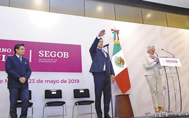 La secretaria de Gobernación le
tomó protesta a Ricardo Peralta.FOTO: NAYELI CRUZ