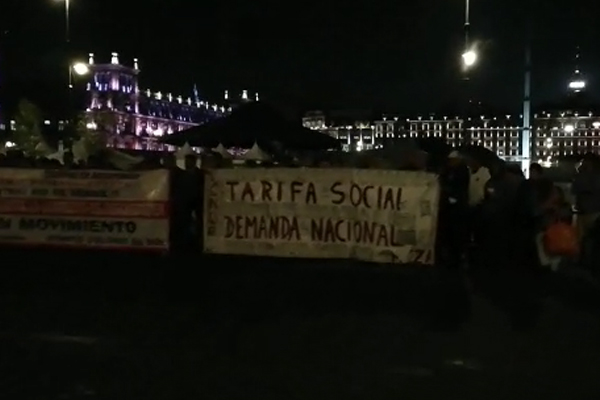 Manifestantes_zocalo_palacio_nacional
