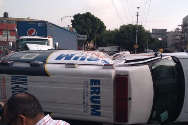 Servicios de emergencia atienden la volcadura de una ambulancia