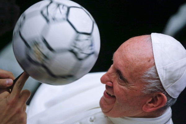 El encuentro, organizado por la Federación Italiana de Futbol, se dio en el Aula Paulo VI. Foto: AP